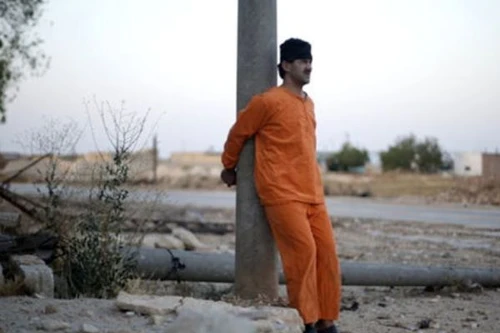 Sốc: IS tung video hành quyết dã man một gián điệp