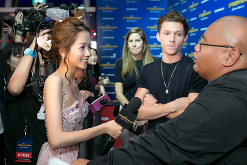 Vlogger An Nguy phỏng vấn Tom Holland tại sự kiện quảng bá phim "Người Nhện" ở Singapore