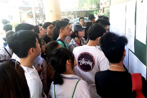 Gian dối tinh vi của người lớn và sự im lặng bất thường của thí sinh