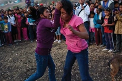 Mexico: Phụ nữ đánh nhau đổ máu để cầu mưa