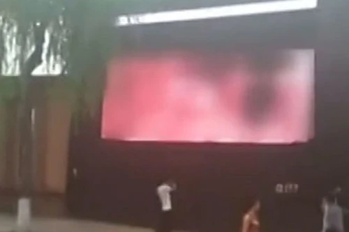 Phát nhầm 10 phút “phim người lớn” trên màn hình công cộng