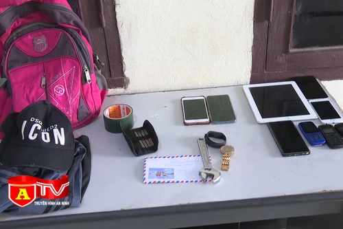 Đột nhập vào nhà dân trộm cắp tài sản