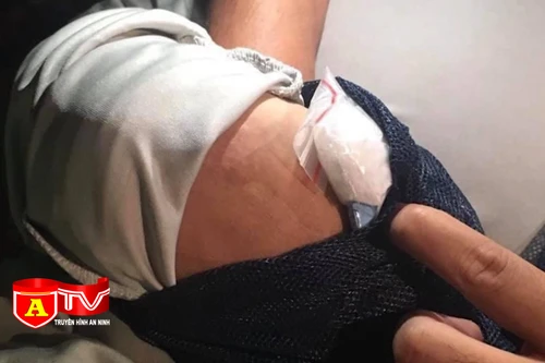 Giấu ma tuý ở vai áo vẫn bị công an phát hiện