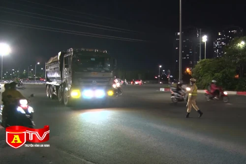 CSGT Hà Nội ra quân thực hiện cao điểm xử lý xe tải vi phạm