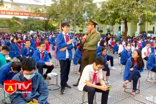 Tuyên truyền phổ biến pháp luật và hướng dẫn học sinh sử dụng mạng xã hội an toàn