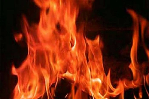 Cha mẹ vắng nhà, bé gái 13 tuổi bị cưỡng hiếp, thiêu sống