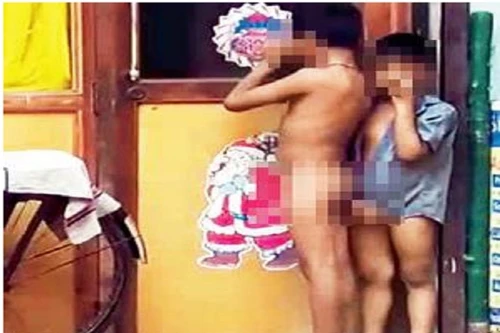 Hai học sinh bị giáo viên lột trần vì không làm bài tập về nhà