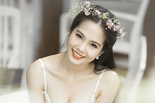 Dương Kim Ánh khoe làn da trắng ngần và đôi vai trần gợi cảm