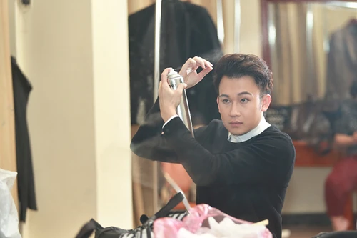 Dương Triệu Vũ tự làm tóc trước giờ biểu diễn