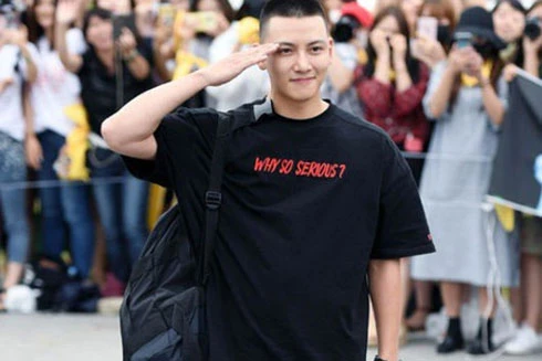 Cắt tóc ngắn nhập ngũ Ji Chang Wook vẫn gây sốt vì quá điển trai