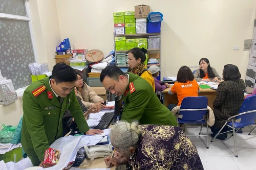 Tranh thủ ngày nghỉ, dốc toàn lực hỗ trợ người dân mở tài khoản an sinh xã hội