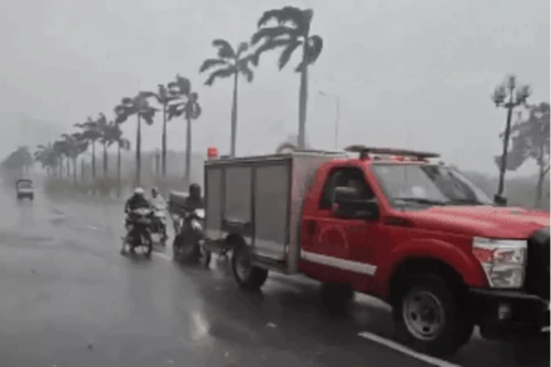 Hình ảnh đẹp xe cứu hỏa của Công an Hà Nội che chắn cho người dân vượt qua gió bão