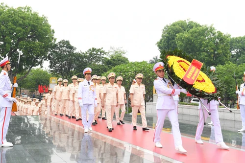 Đảng ủy Công an Trung ương, lãnh đạo Bộ Công an vào Lăng viếng Chủ tịch Hồ Chí Minh