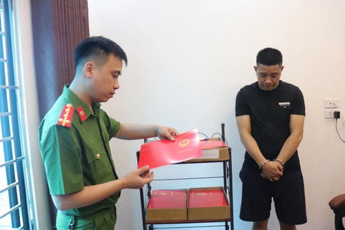 Cận cảnh quy trình nhóm đối tượng sản xuất giấy tờ giả