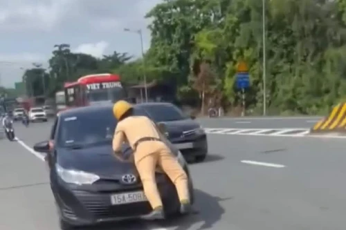 Lái xe hất Cảnh sát giao thông lên nắp capo đã đầu thú