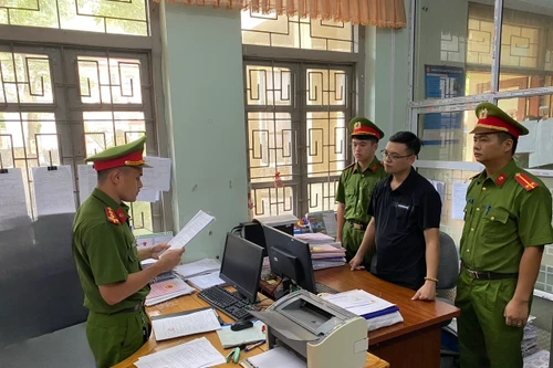 Tách, hợp đất sai quy định, 2 cán bộ huyện bị khởi tố