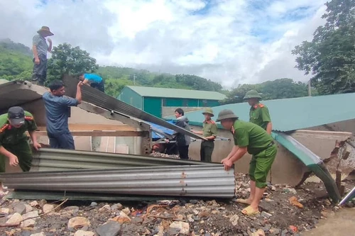 Công an tỉnh Điện Biên hỗ trợ nhân dân trước cơn mưa lũ 