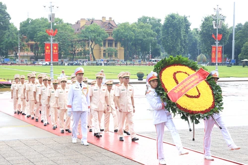 Đảng ủy Công an Trung ương vào Lăng viếng Chủ tịch Hồ Chí Minh và dâng hương tưởng niệm các Anh hùng Liệt sỹ