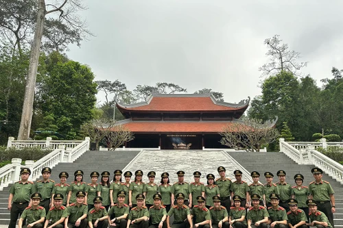 Thành kính dâng hương, bày tỏ lòng biết ơn vô hạn đến Chủ tịch Hồ Chí Minh