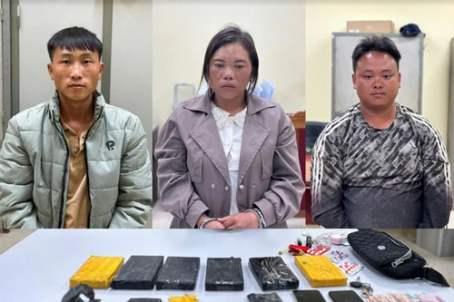 Bắt 3 kẻ ‘cõng thuê’ 6 bánh heroin qua biên giới