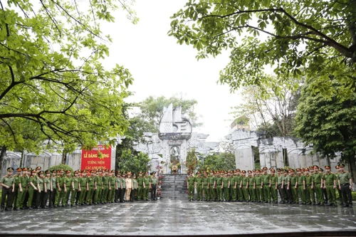 Dâng hương tưởng niệm các Anh hùng liệt sỹ Trường Sơn