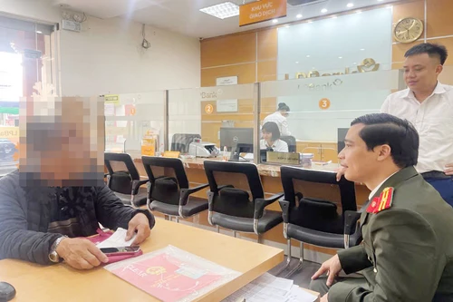 Vay ngân hàng 5 tỷ đồng để chuyển cho "điều tra viên"… 