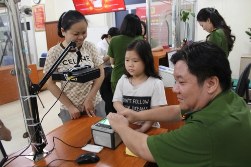 Những công dân đầu tiên thu nhận hồ sơ cấp Thẻ căn cước