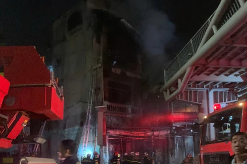 Hỏa hoạn giữa khuya trên đường Phạm Văn Đồng, có người thương vong
