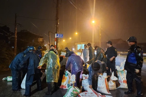 Tiếng loa vang trong đêm kêu gọi nhân dân di dời sơ tán khỏi vùng nguy hiểm 