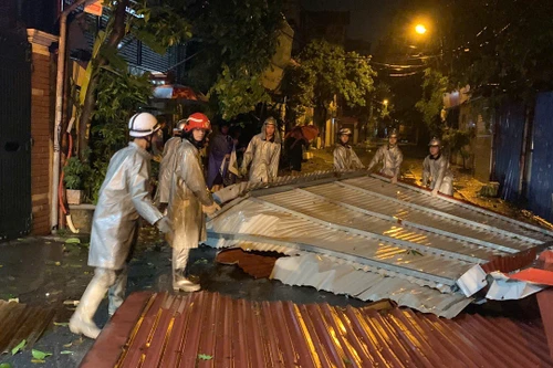 Xử lý mái tôn bay xuống đường, đảm bảo an toàn cho nhân dân