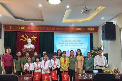 Nhân lên niềm vui cho các em học sinh trường Trung học cơ sở Đồng Mai