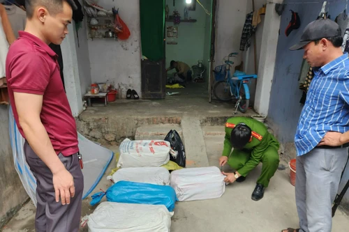 Khám xét khẩn cấp, thu giữ hơn 1 tạ pháo nổ trong nhà nữ đối tượng