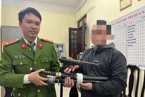 Công an Hà Nội kiên trì vận động, thu hồi vũ khí, vật liệu nổ, công cụ hỗ trợ 