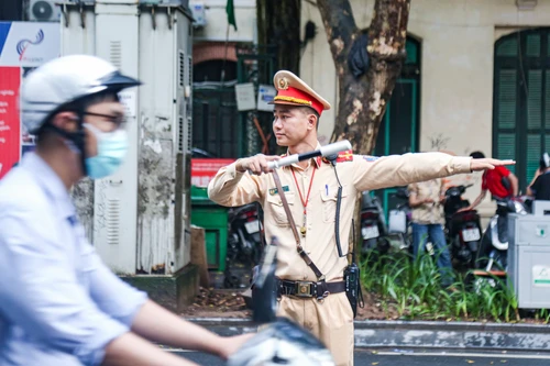 Hình ảnh đẹp người chiến sỹ Công an Thủ đô đồng hành cùng mùa thi tốt nghiệp THPT Quốc gia 2024