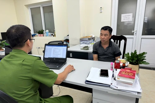 Vận động đối tượng có lệnh truy nã đặc biệt ra đầu thú