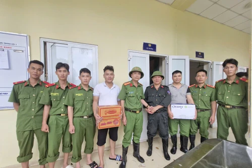 Thắm tình đồng chí, nghĩa đồng bào