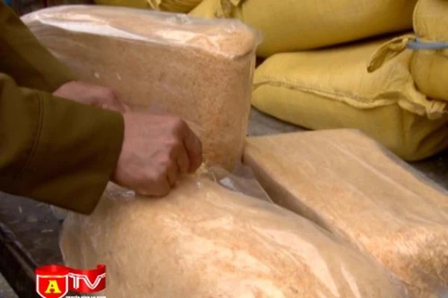 Phát hiện 2 tấn ruốc nghi làm từ sắn dây tại ga Giáp Bát