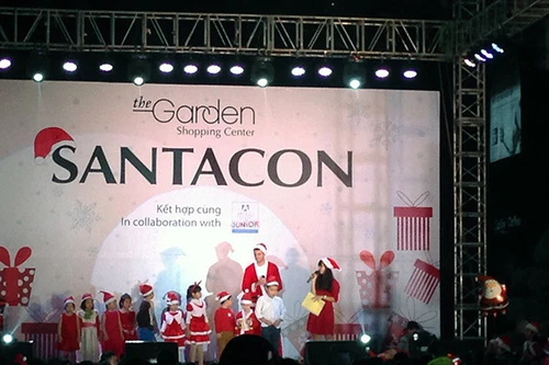 Trẻ em Hà Nội háo hức với lễ hội được hóa trang thành Ông già Noel