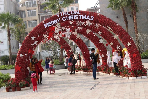 không khí giáng sinh tràn ngập trên các con phố ở Hà Nội.