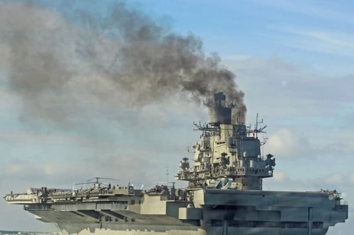 Vừa đi vừa nhả khói đen, tàu sân bay Nga bị chế giễu chạy bằng...than