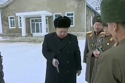 Nhà lãnh đạo Kim Jong-un trổ tài lái máy bay, bắn súng