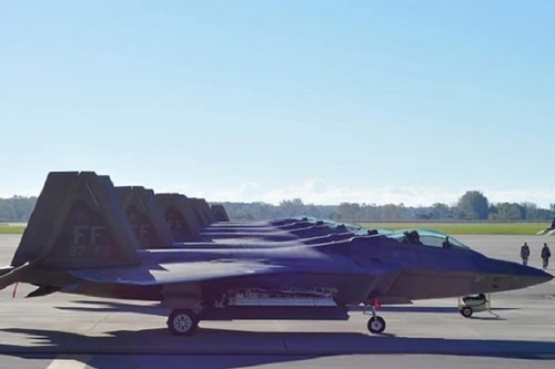 Xem tiêm kích tàng hình F-22 của Mỹ đi tránh bão Matthew