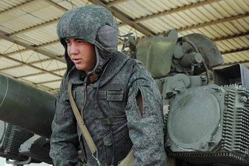 Nga trang bị cho lính xe tăng quân phục chiến đấu "Cao bồi"