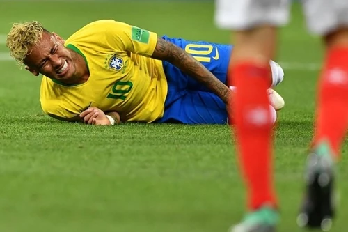 [ẢNH] Neymar khổ sở, quằn quại trước những "máy chém" của Thụy Sĩ