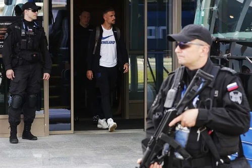 [ẢNH] Cảnh sát lăm lăm tay súng bảo vệ ĐT Anh khi đặt chân đến Nga