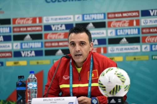 HLV Bruno: "Hãy bật tivi và cổ vũ chúng tôi tại World Cup futsal"