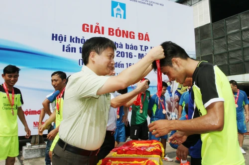 Đội bóng Báo An ninh Thủ đô gặp Báo Lao động ở chung kết