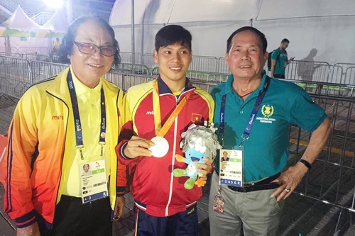 Võ Thanh Tùng mừng sinh nhật thầy bằng tấm HCB Paralympic lịch sử