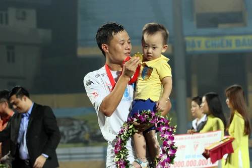 Thành Lương cùng quý tử nhận Huy chương vàng V-League 2016