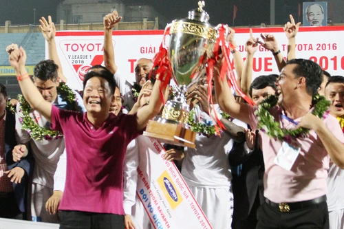 Cầu thủ Hà Nội T&T "bơi" trong tiền thưởng sau chức vô địch V-League